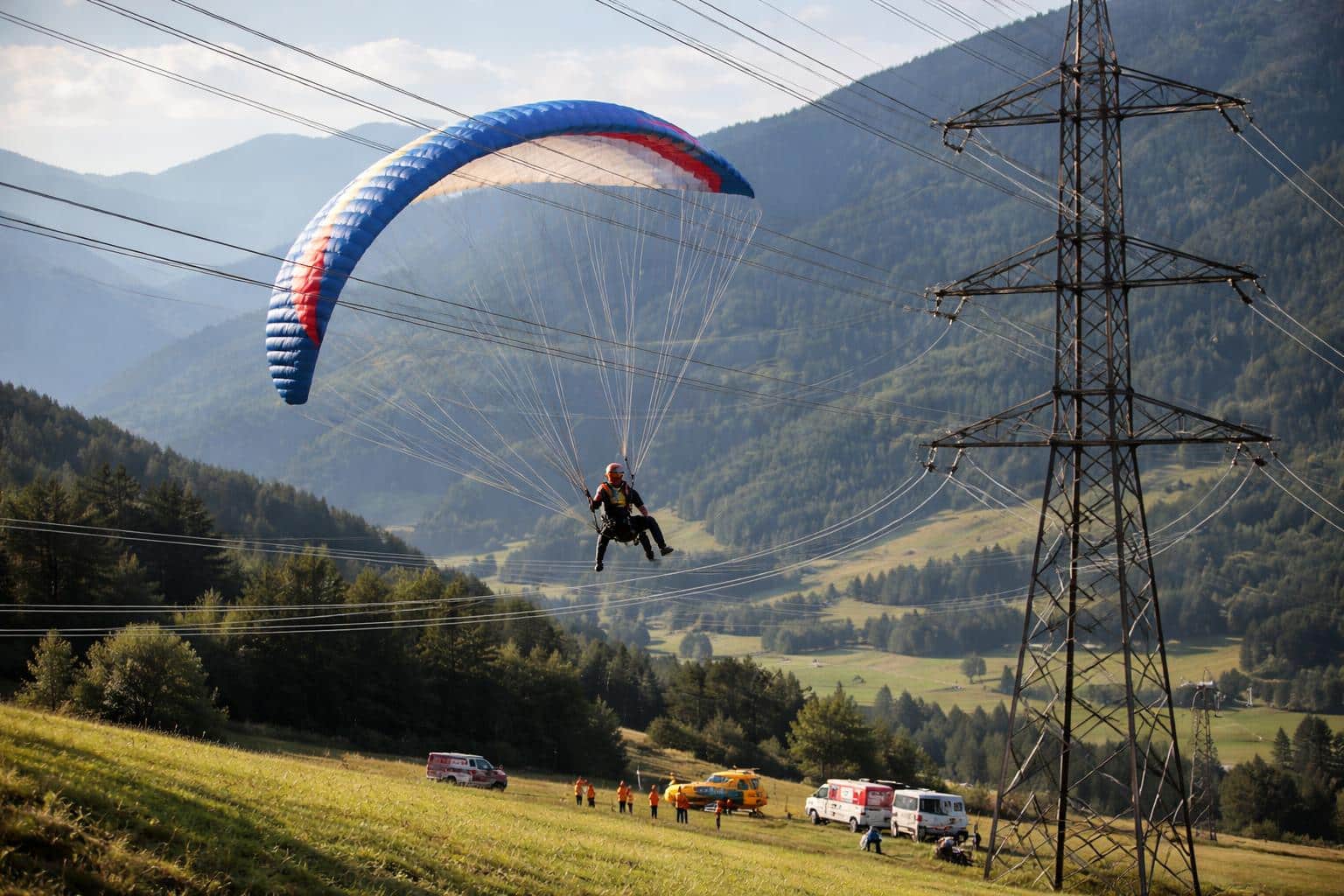 Paragleiter-Pilot kollidiert in Kärnten mit Hochspannungsleitung