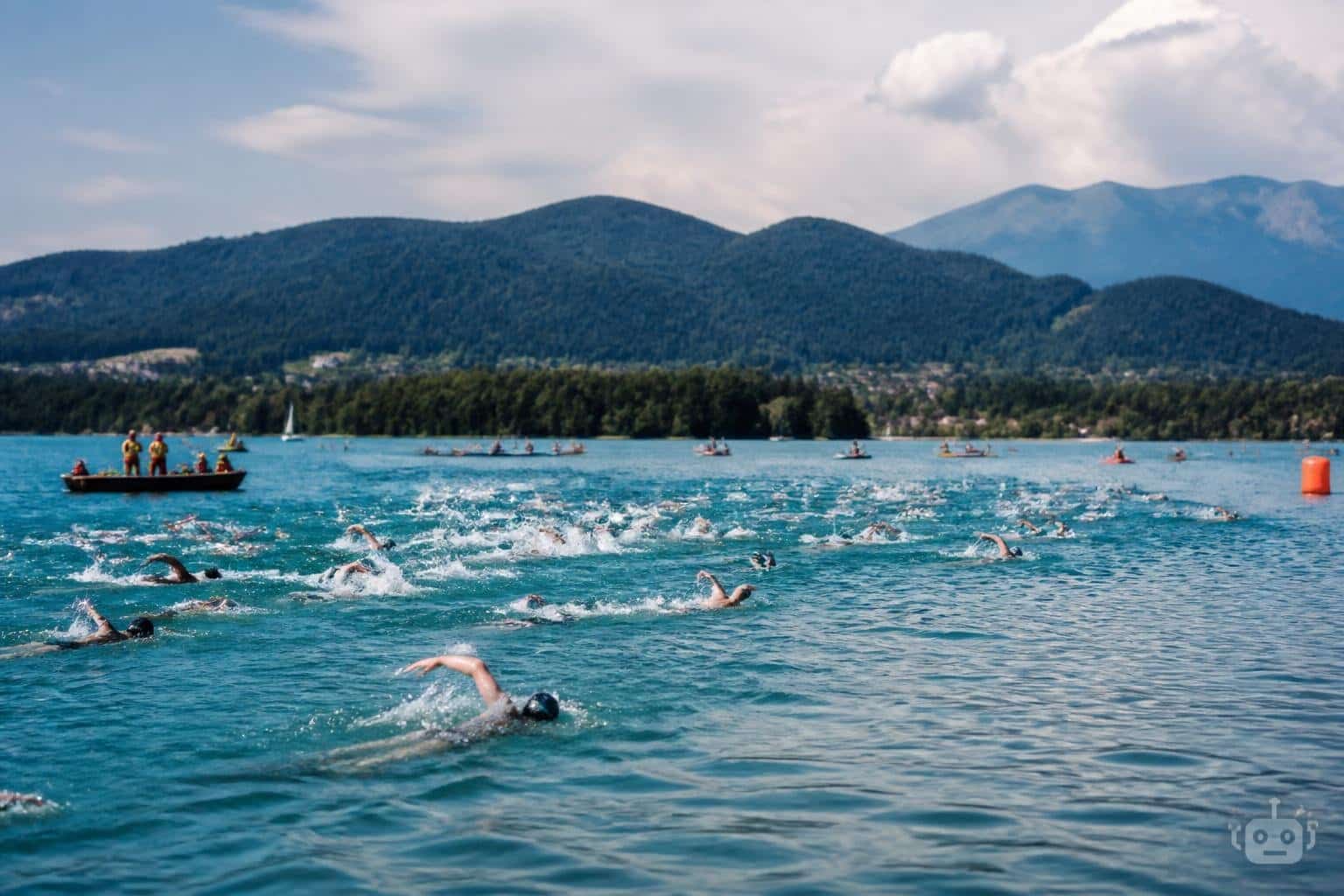 200 Schwimmer überquerten Kärntner See in Gedenken an verstorbenen Taucher