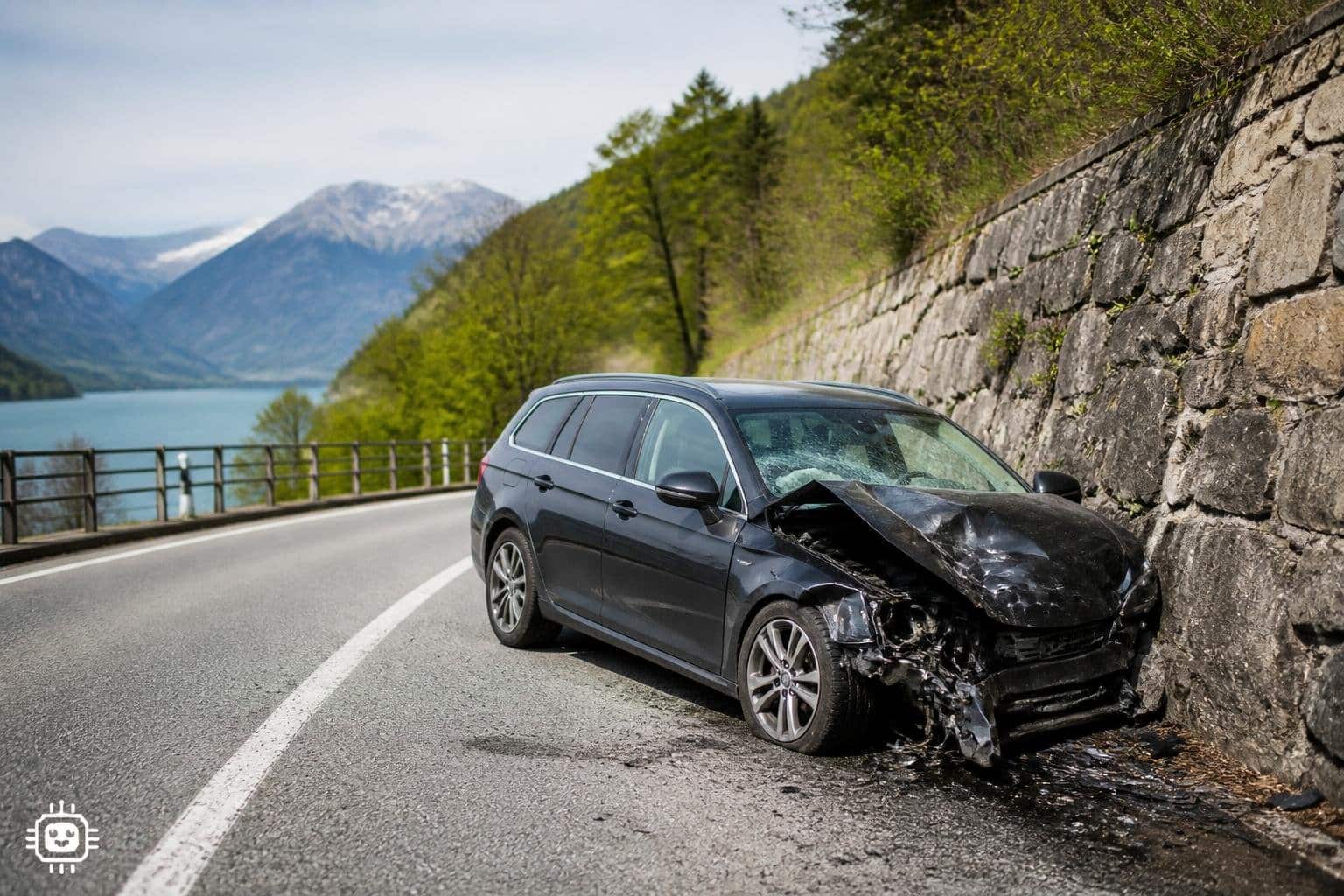 Auto prallt auf B91 gegen Mauer