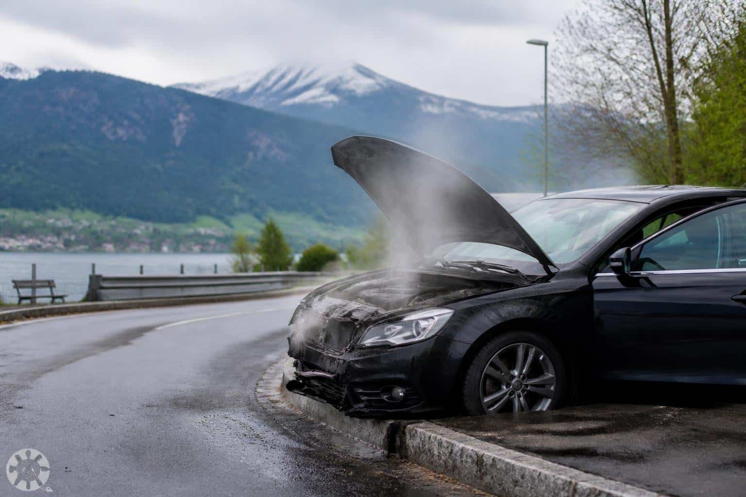 Motorraum brennt nach Unfall auf der B94