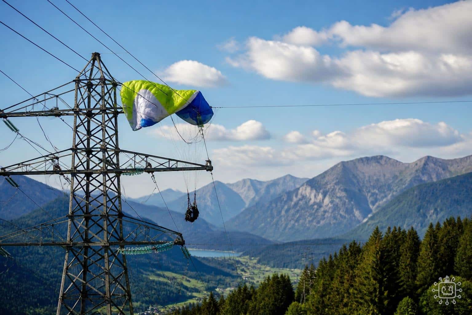 Paragleiter landet in Stromleitung und sorgt in Kärnten für Netzausfall