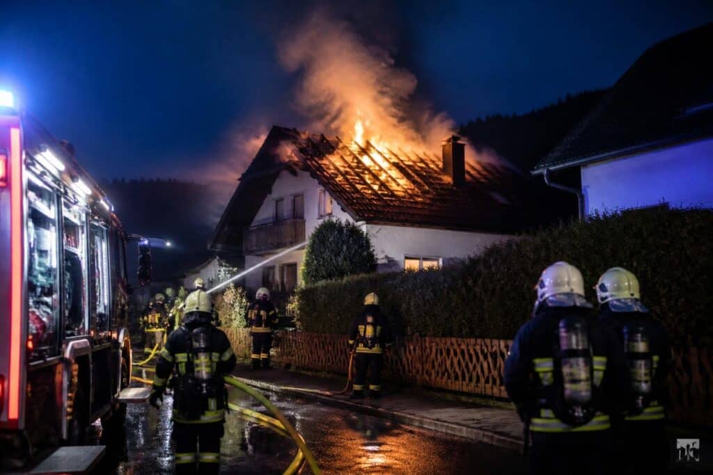 118 Feuerwehrleute bei Dachstuhlbrand in Bleiburg im Einsatz