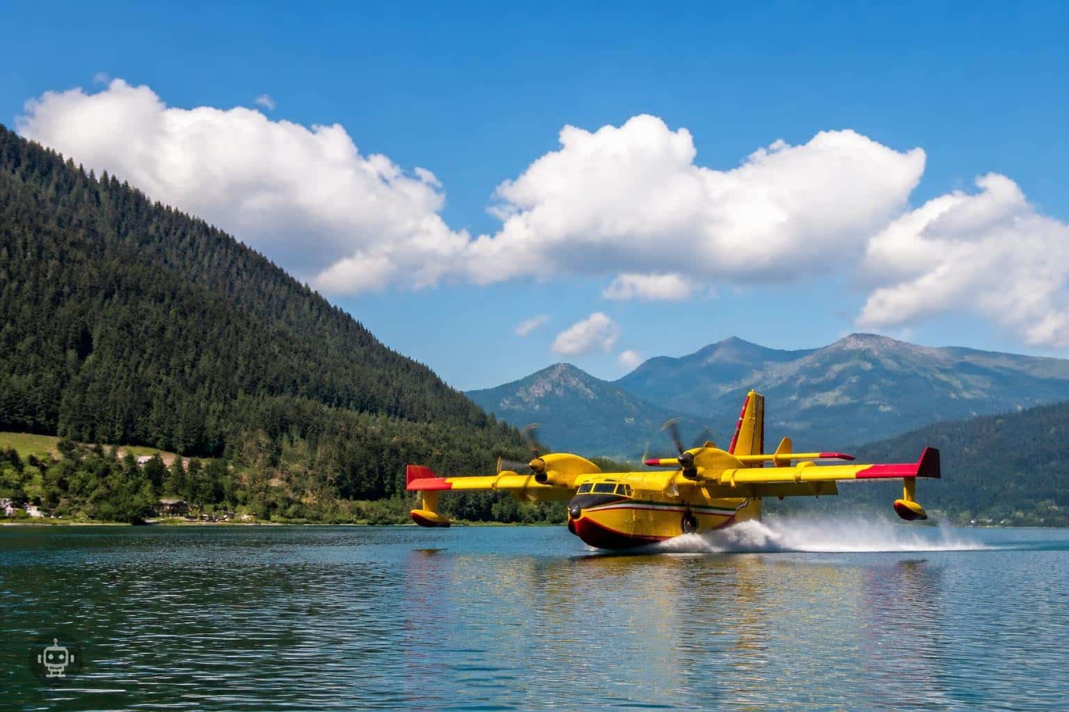 Löschflugzeuge im Einsatz: Weißensee teilweise gesperrt