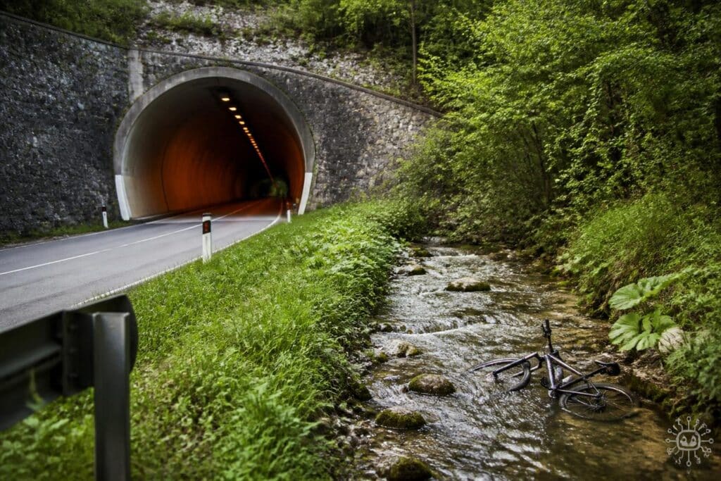 Radfahrer stürzte bei Ausweichmanöver in Tunnel in St. Kanzian in Bach