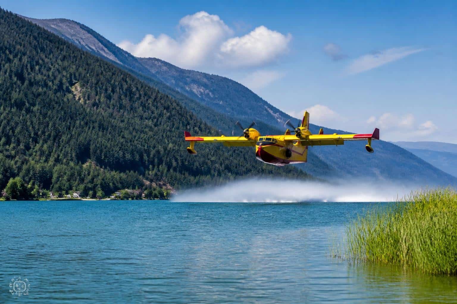 Löschflugzeuge holen weiterhin Wasser