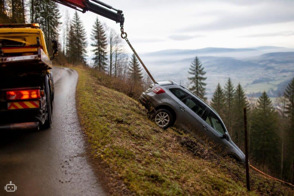 Auto bleibt am Abhang hängen