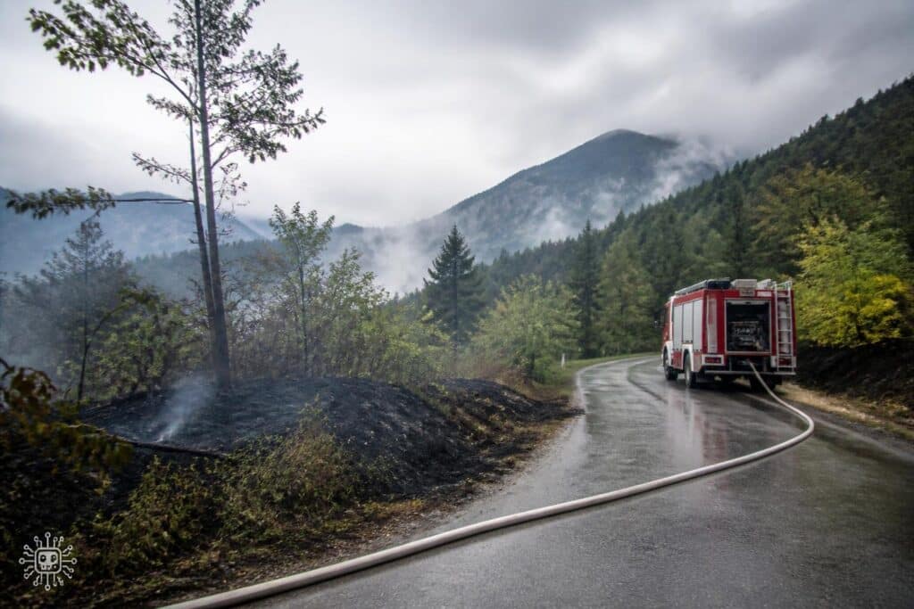 Regen bremst Waldbrände bei Tolmezzo