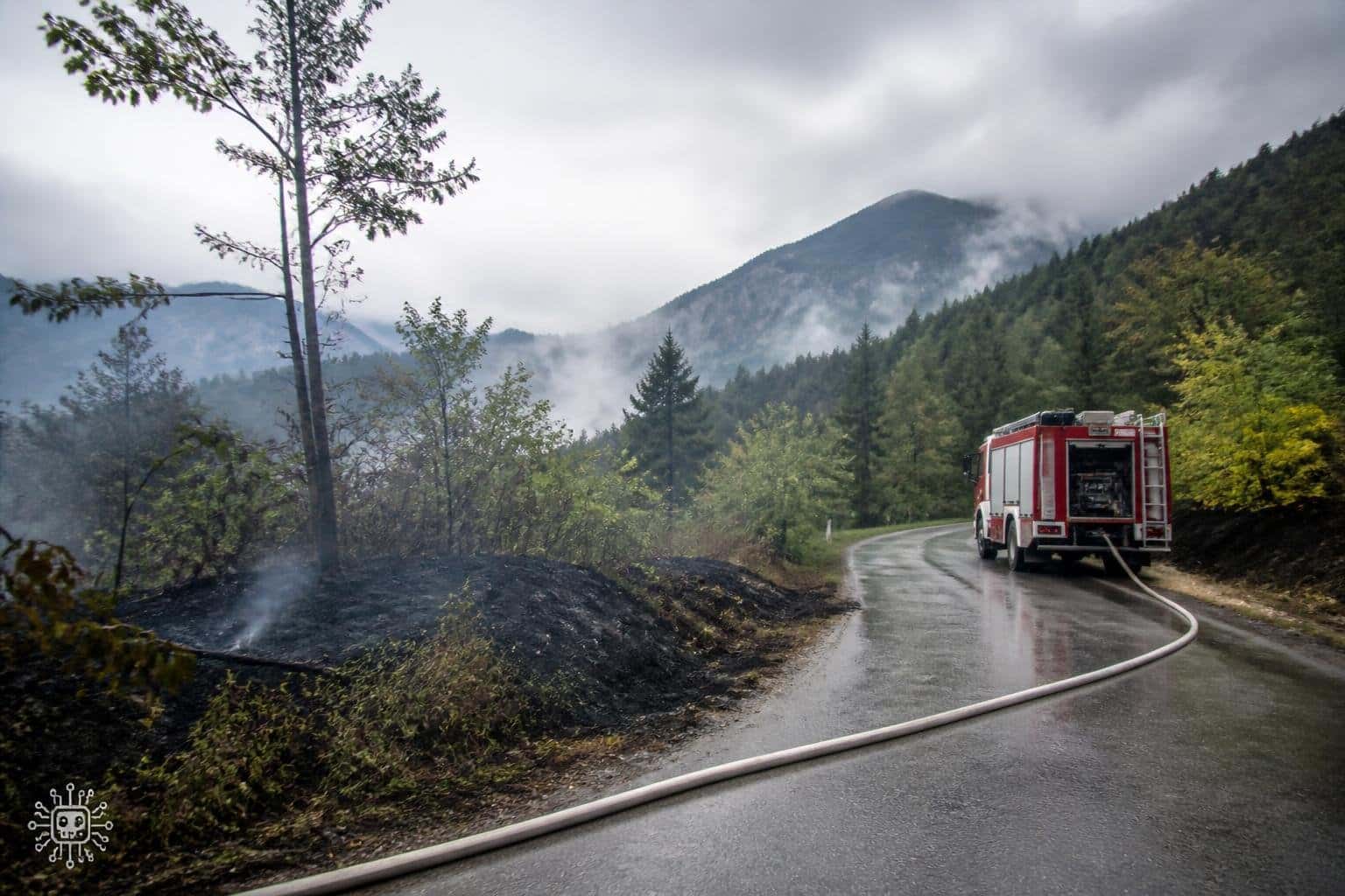 Regen bremst Waldbrände bei Tolmezzo