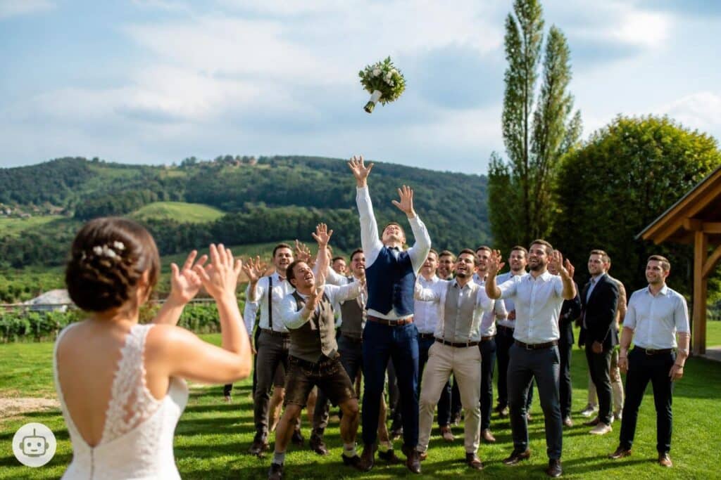 Bei dieser Hochzeit fingen die Männer den Brautstrauß