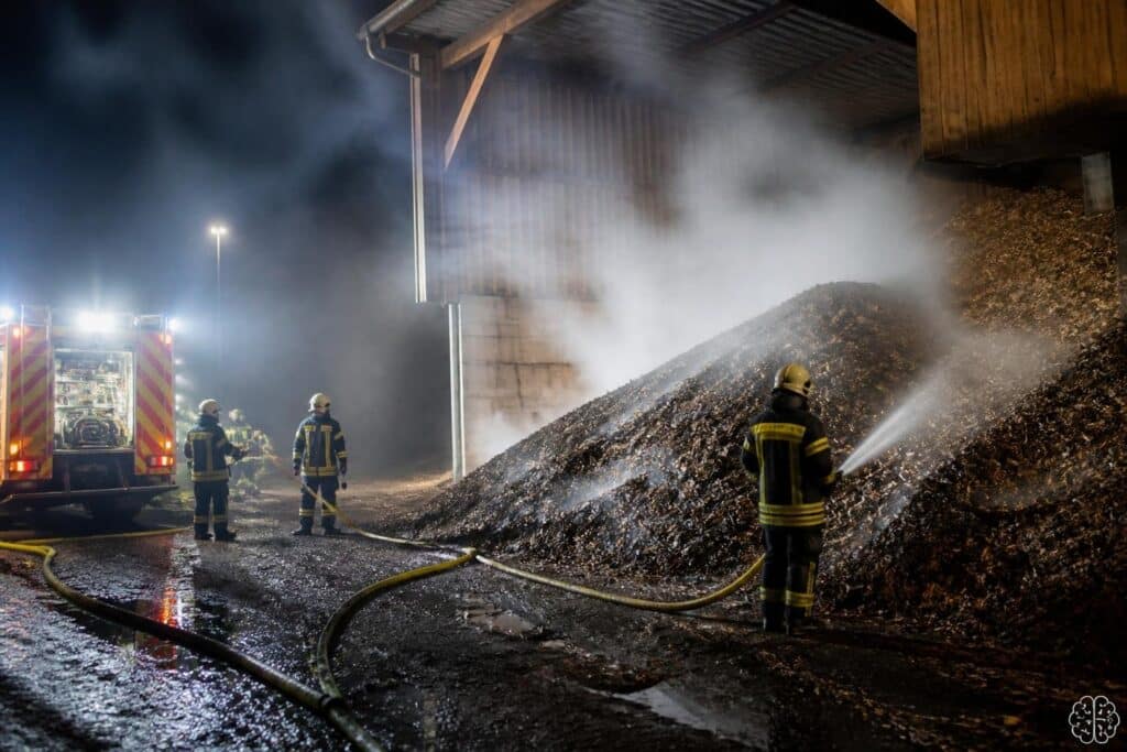 Nächtlicher Einsatz: Brand in Holzrindenlager in Haimburg