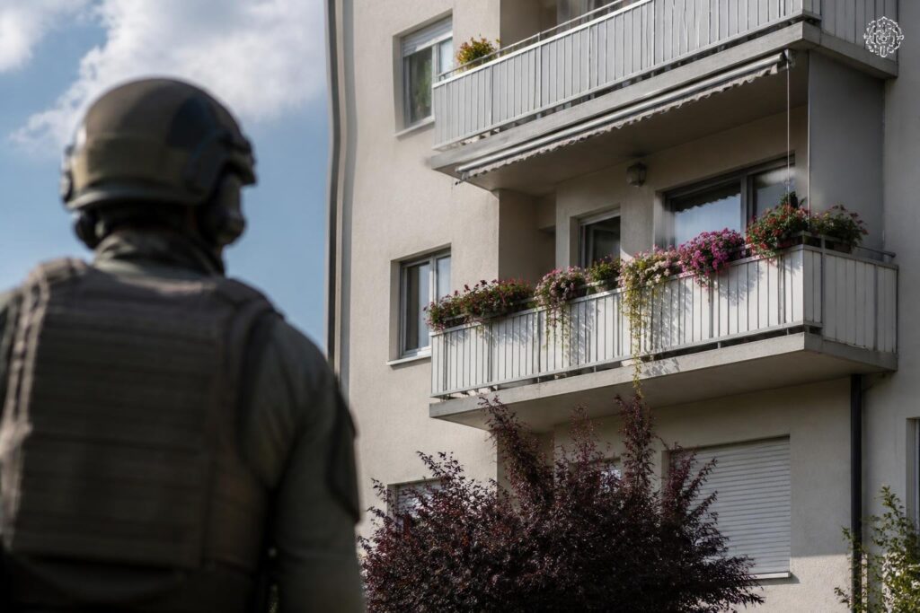 Betrunkene Pensionistin zielte mit Waffe auf Nachbarn am Balkon