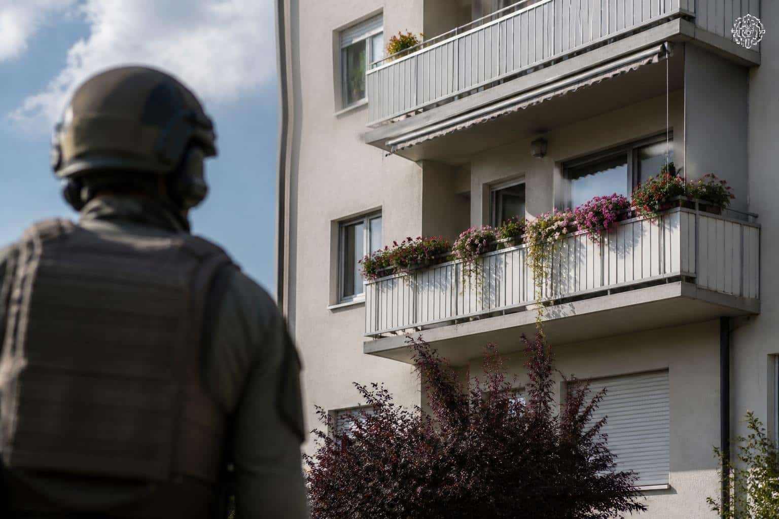 Betrunkene Pensionistin zielte mit Waffe auf Nachbarn am Balkon