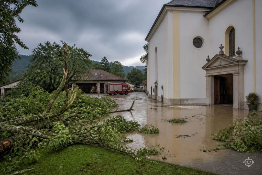 Unwetter sorgt auch in Kirche für Schäden