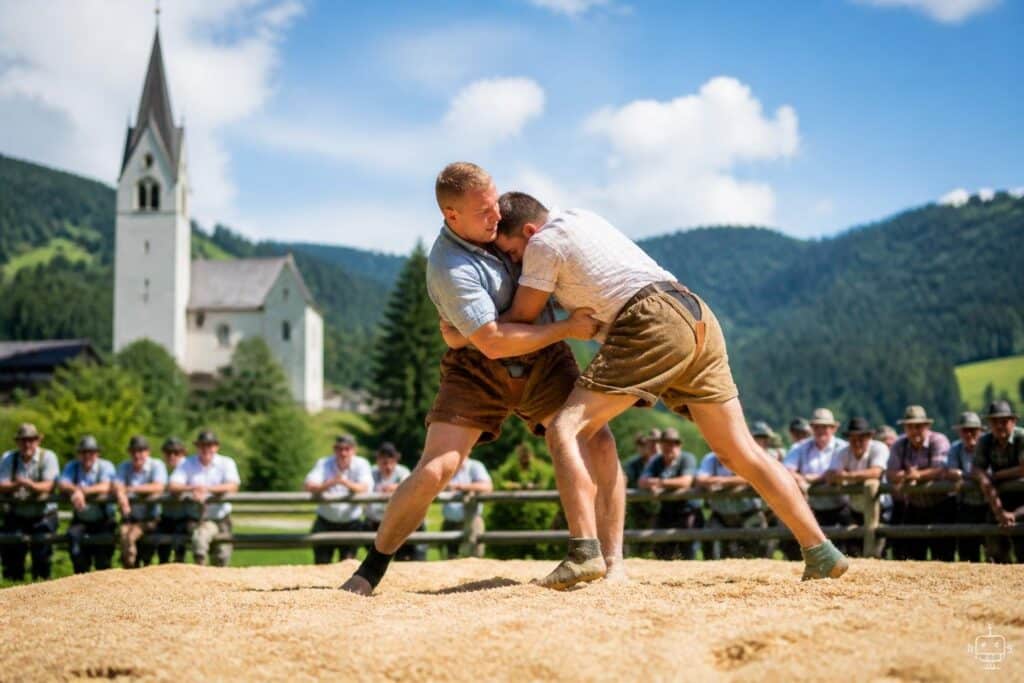 Kräftige Burschen und spannende Kämpfe beim Preisringen am Wachsenberg