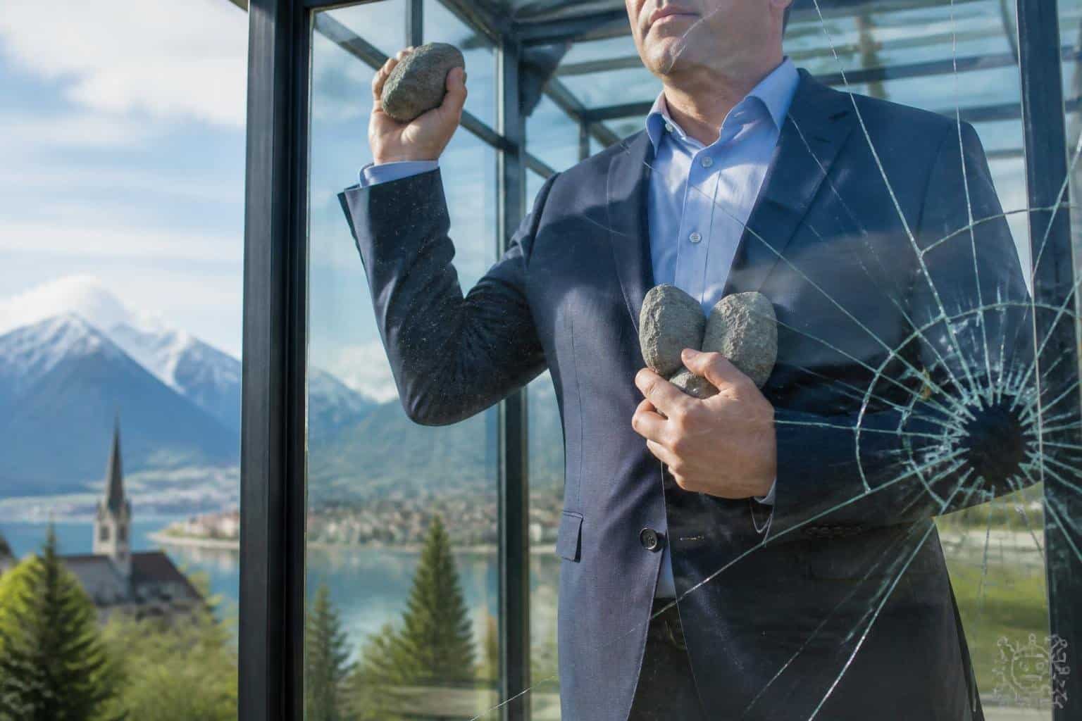 Wie der Kärntner FPÖ-Chef im Glashaus mit Steinen wirft