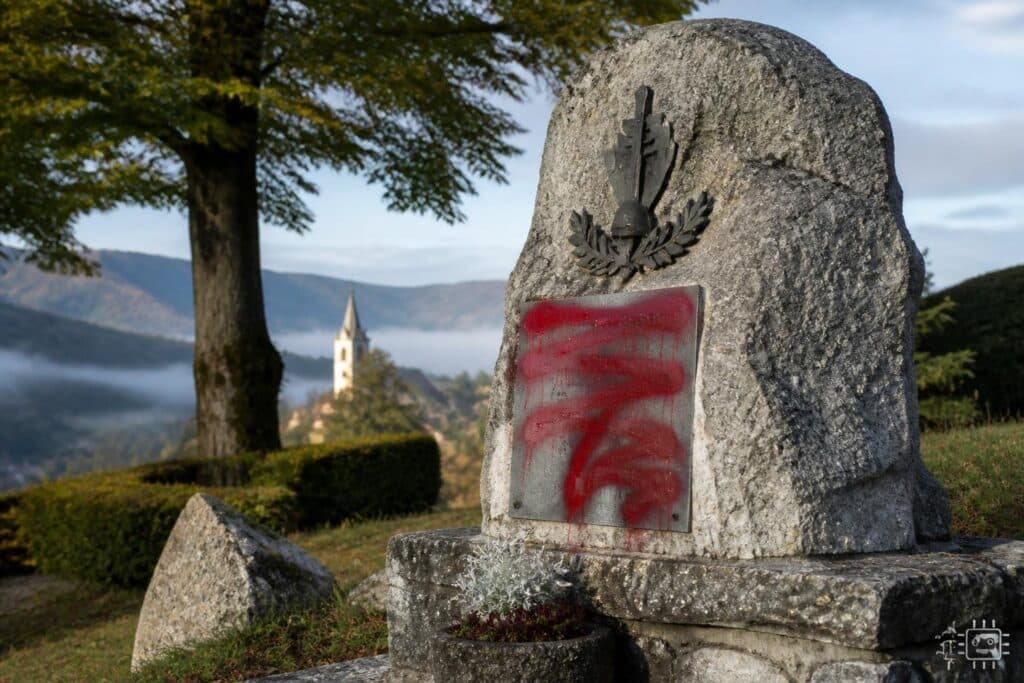 Unbekannte beschmierten Denkmal in Lavamünd