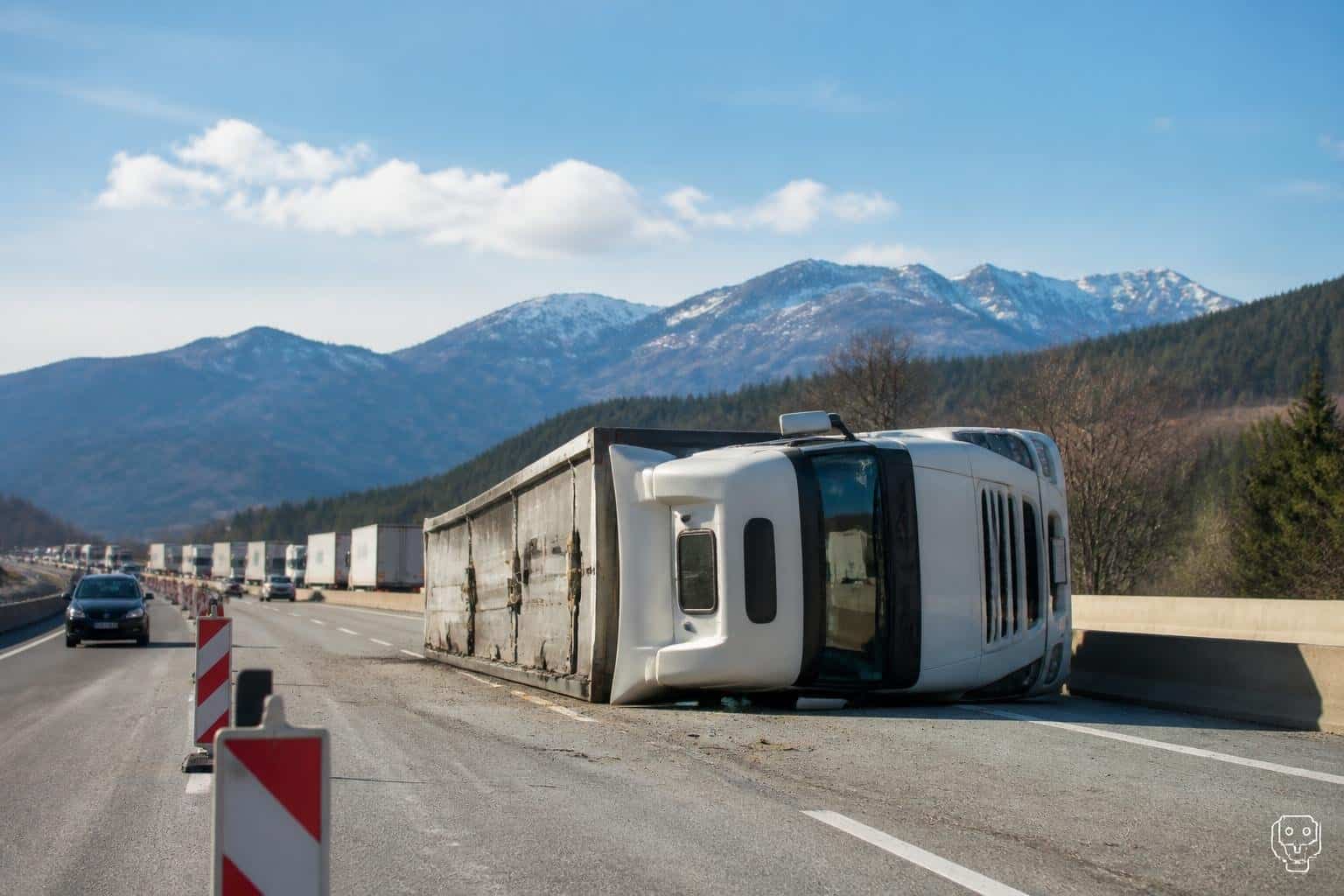 Sattelschlepper kippte auf A2 um