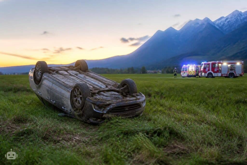 Auto überschlägt sich mehrfach und landet im Feld