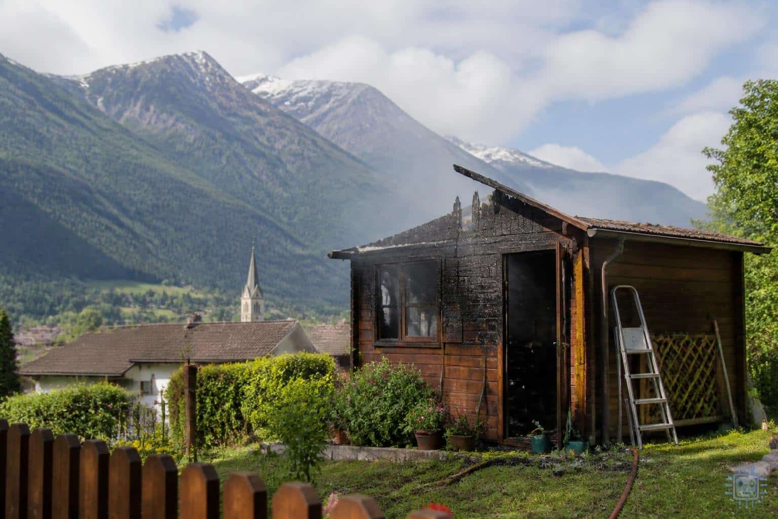 Gartenlaube in Oberkärnten fing nach Bauarbeiten Feuer