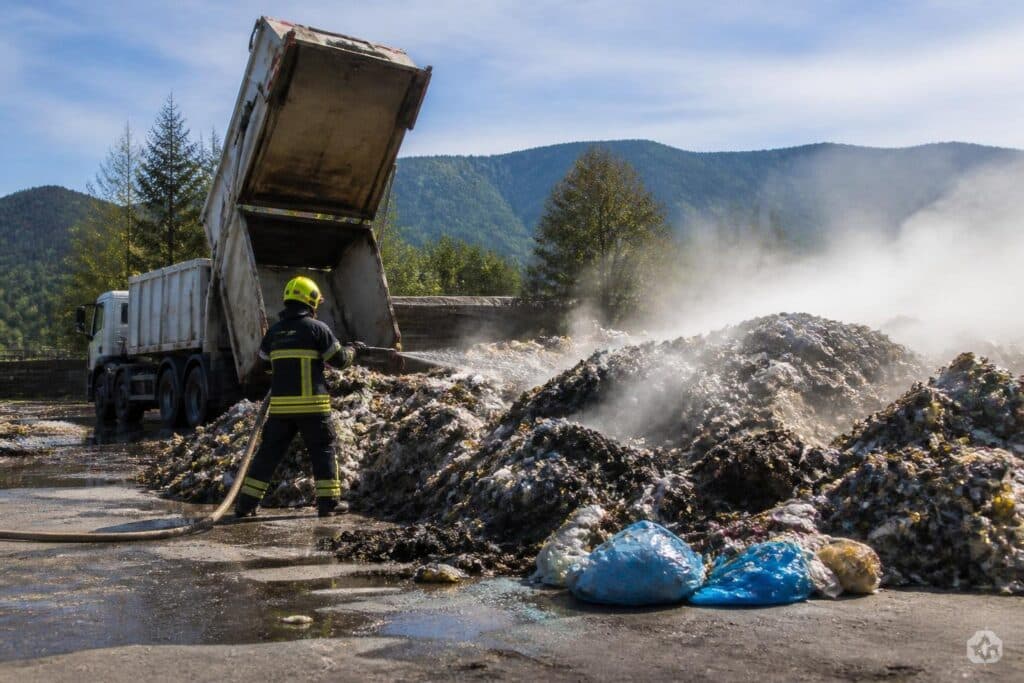 Müllbrand bei Lkw beschäftigt zwei Feuerwehren