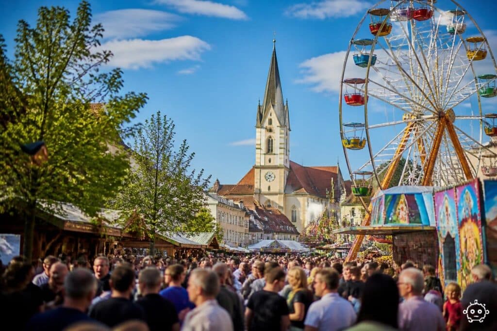Bis zu 65.000 Gäste pilgerten am Eröffnungstag auf St. Veiter Wiesn