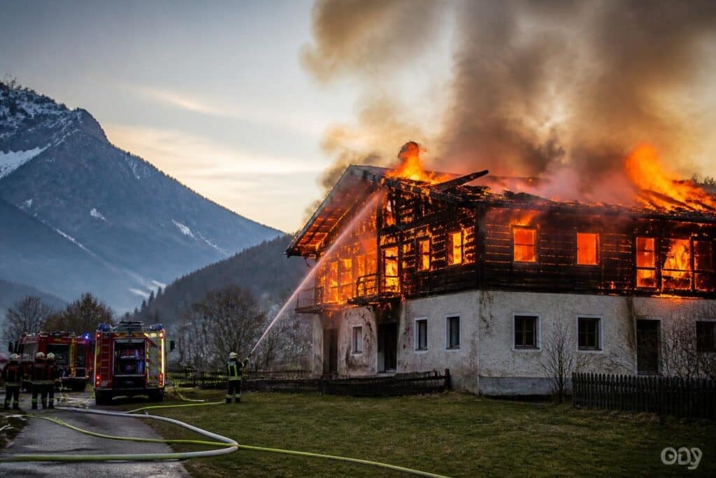 Obergeschoss von Wohnhaus steht in Vollbrand