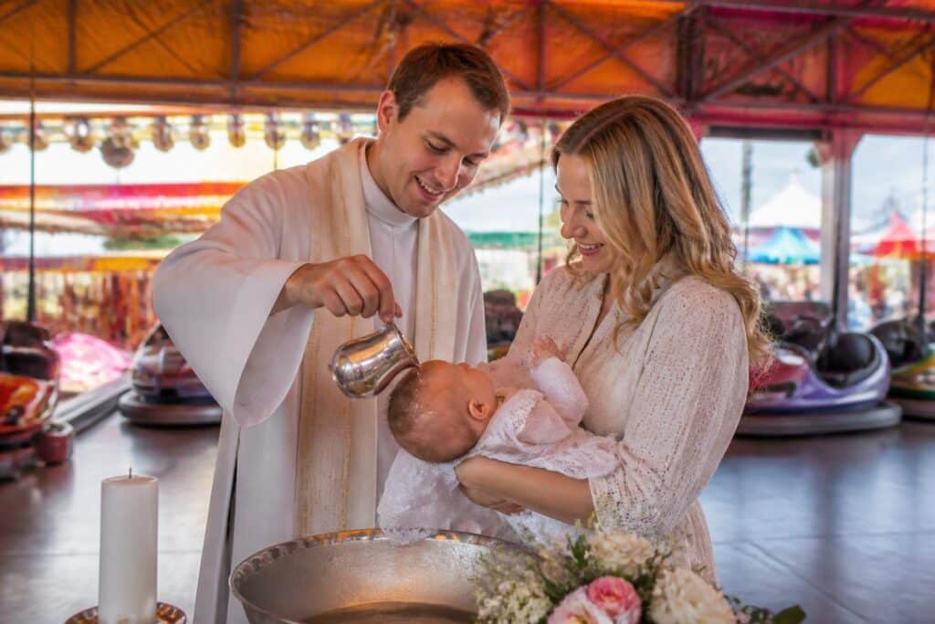 Baby wurde mitten am St. Veiter Wiesenmarkt getauft