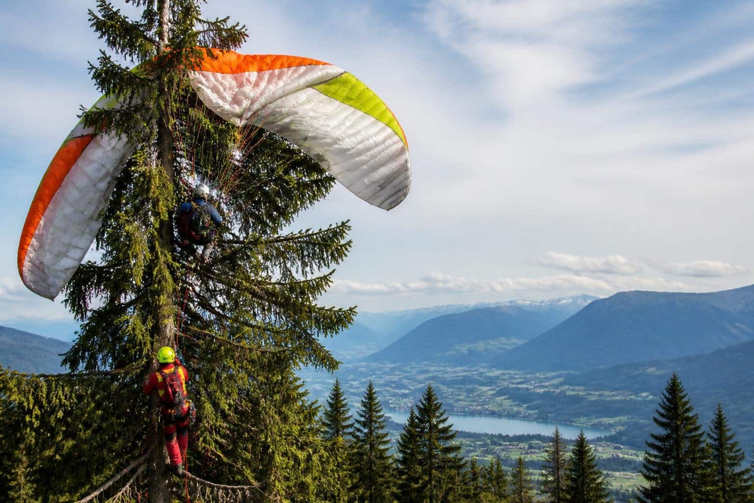 Kärntner verfing sich mit seinem Paragleiter in einer Baumkrone