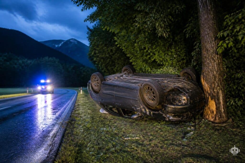 Schwer alkoholisiert: Auto überschlägt sich mehrfach