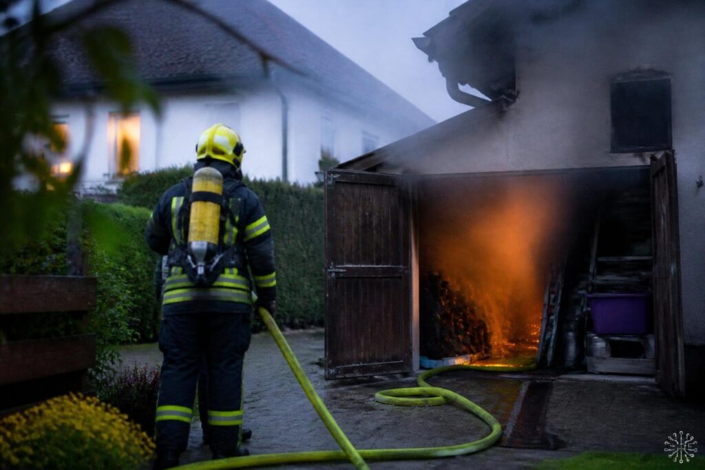 Großeinsatz bei Brand in Lagerraum
