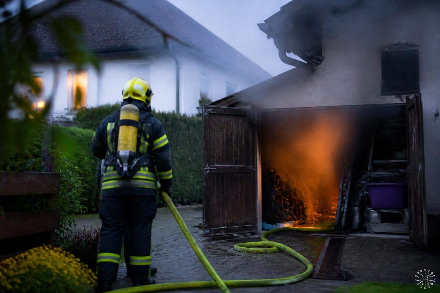 Großeinsatz bei Brand in Lagerraum