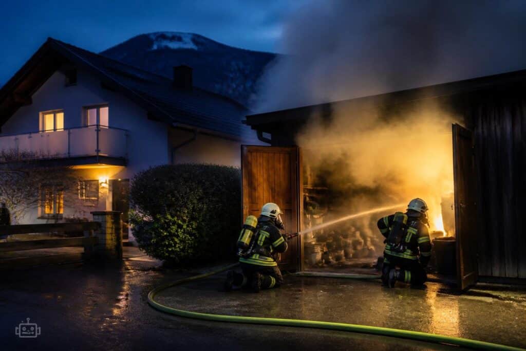 Explosionen erschweren Löscharbeiten bei Lagerraumbrand