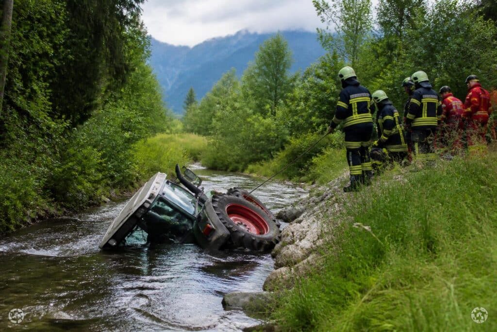 Traktor stürzte in Bach in Kärnten: Person aus Fahrzeug gerettet