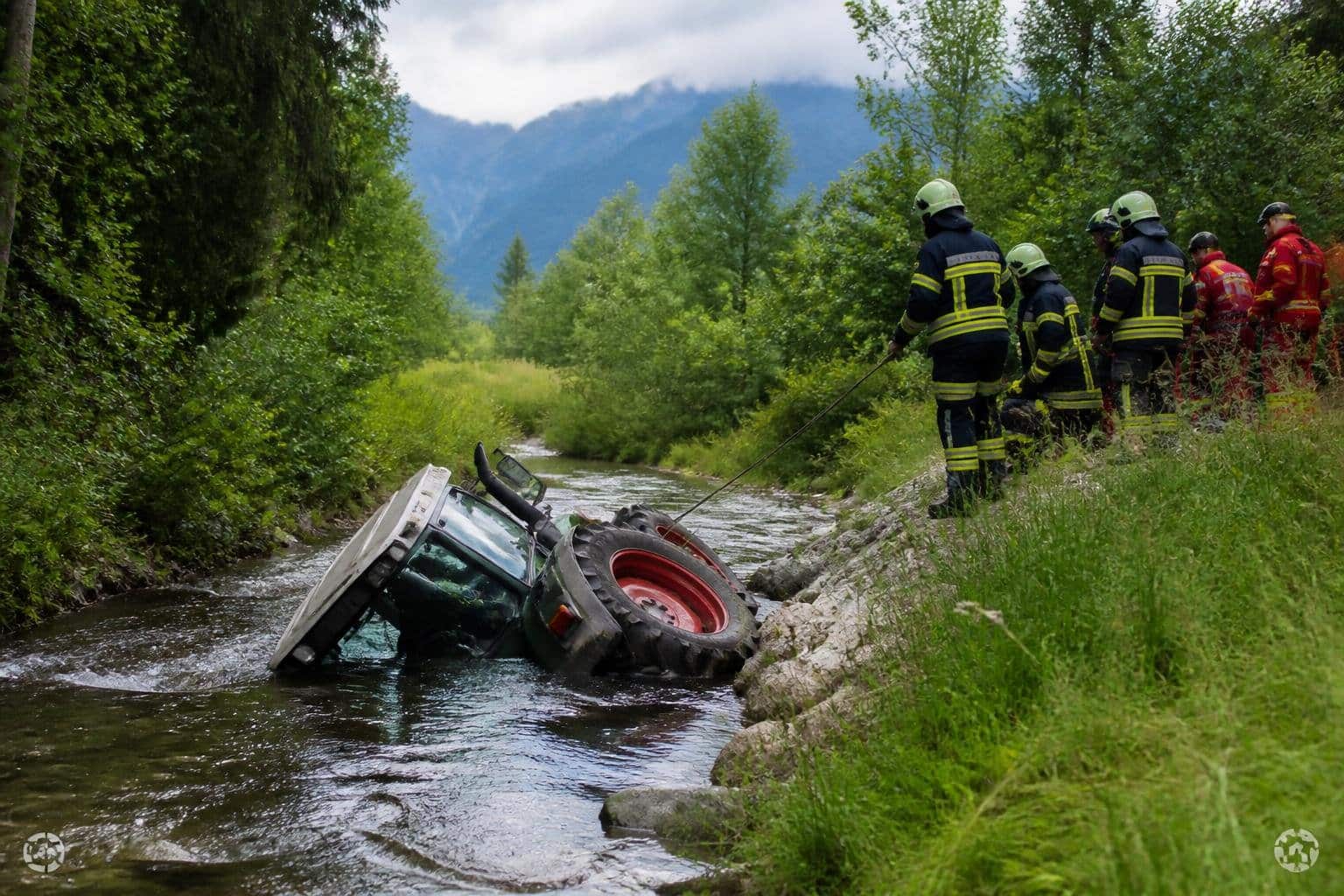 Traktor stürzte in Bach in Kärnten: Person aus Fahrzeug gerettet