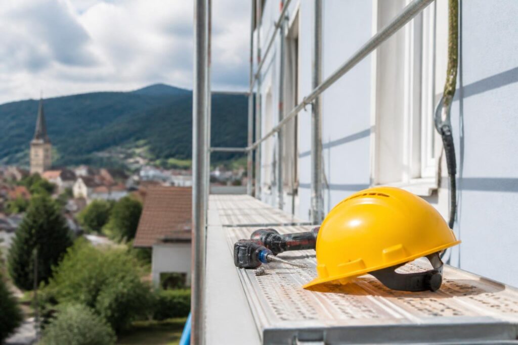 Arbeitsunfall: 43-Jähriger stürzte in Wolfsberg aus drei Metern