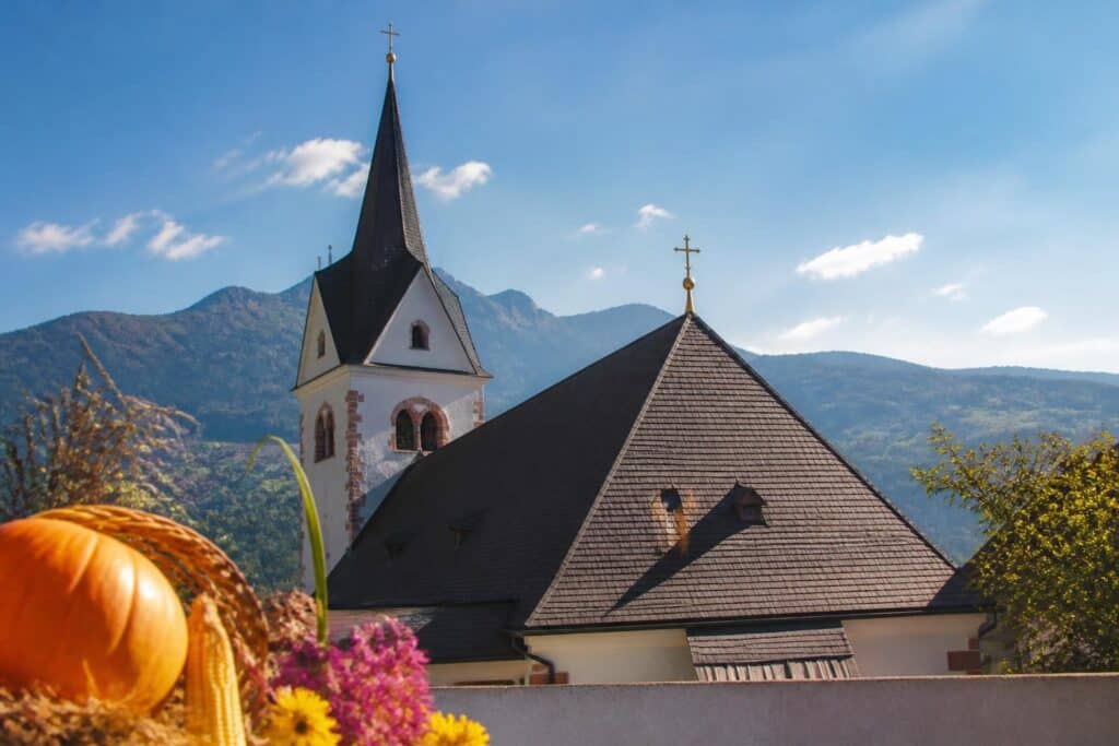 900 Jahre Geschichte, 250.000 Euro für die Zukunft: Kirchendach in Möchling gesegnet