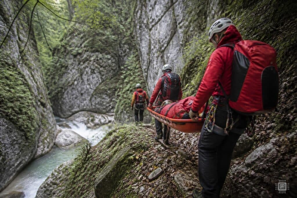 Spaziergängerin aus Schlucht gerettet