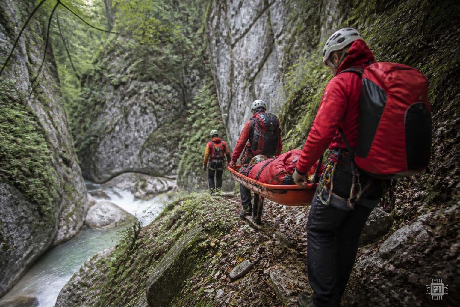 Spaziergängerin aus Schlucht gerettet