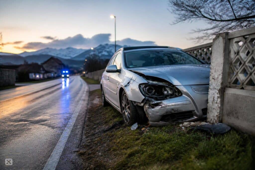 33-Jähriger krachte mit Auto gegen Betonzaun