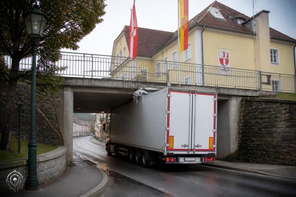 „Erschütterung war zu spüren“: Lkw unter Kärntner Rathaus verkeilt