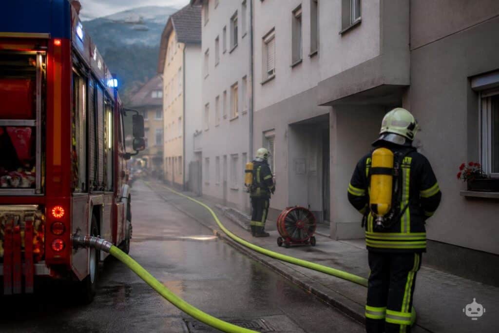 Wohnungsbrand und Verpuffung: Zwei Verletzte