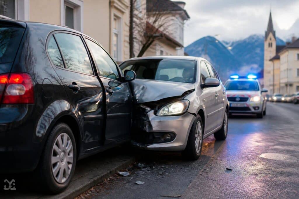 Alkolenker kollidierte mit geparktem Auto: Kärntnerin eingeklemmt