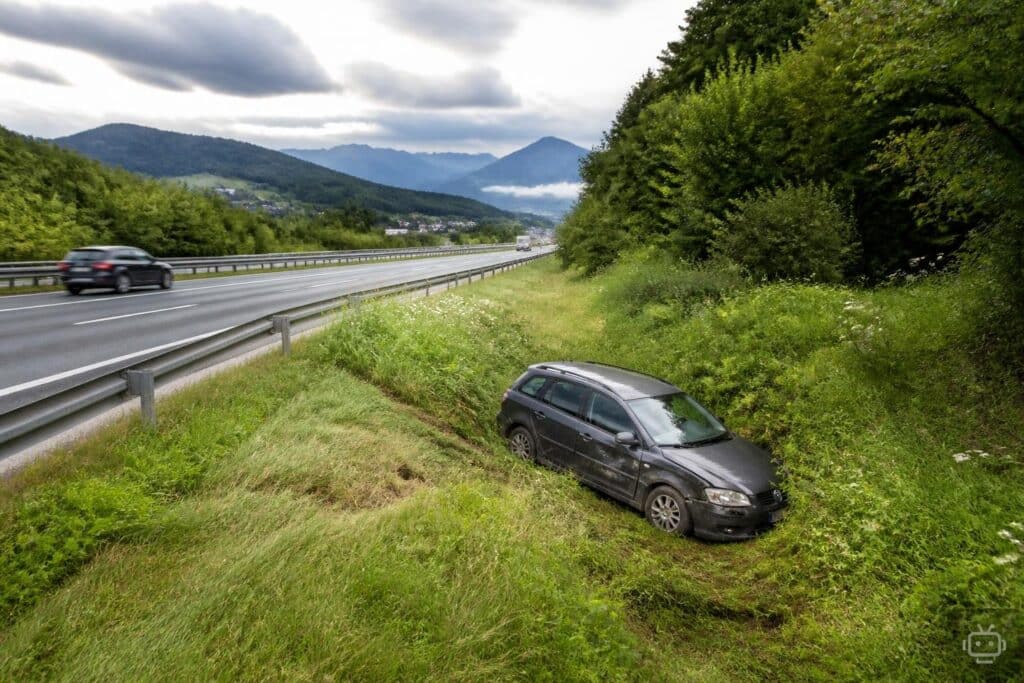 Auto schleudert rund 80 Meter über die A2