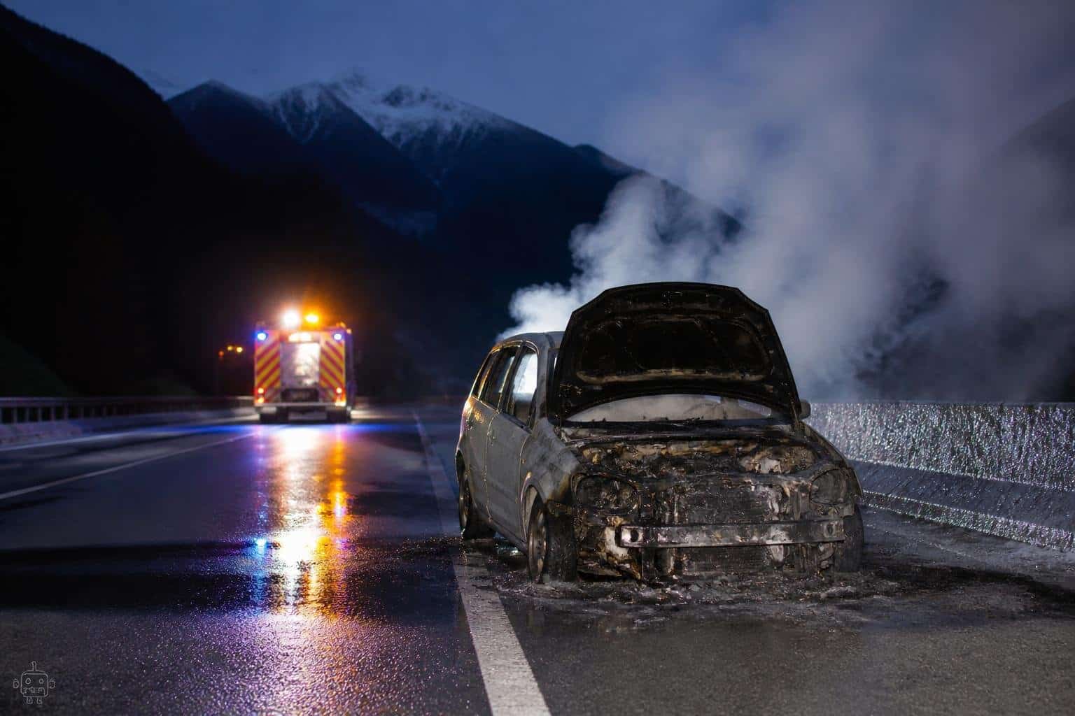 Auto ging auf der Karawanken-Autobahn in Flammen auf