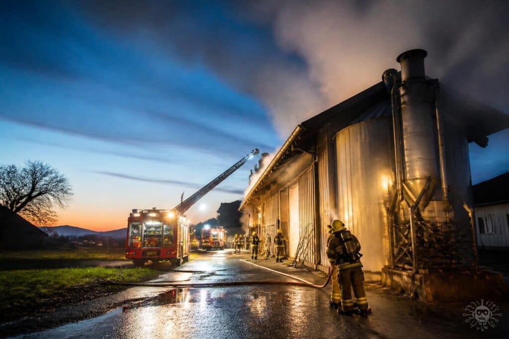 Halle mit zehn Tonnen Sojabohnen brannte: Großeinsatz in Kärnten
