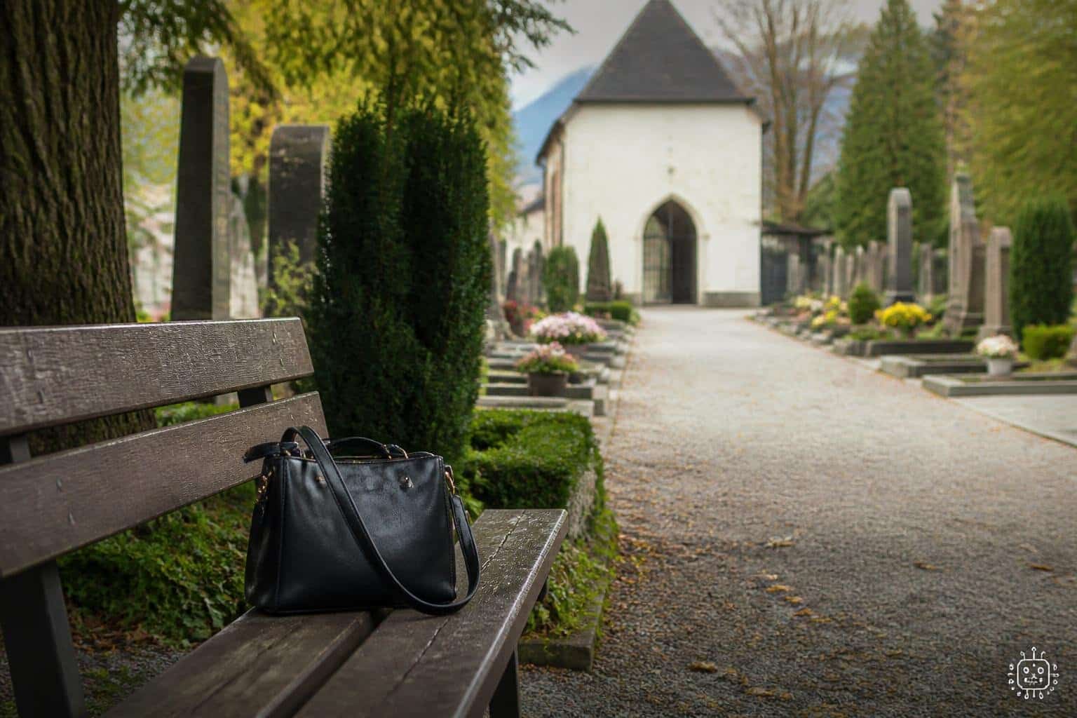 Pensionistin auf Friedhof brutal überfallen